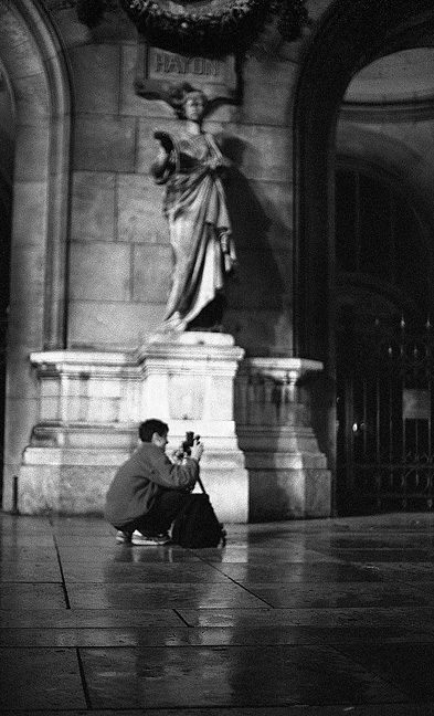CL.1.00007.0020 / Anatoly IVANOV at a night shoot in Paris