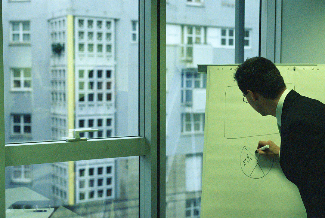 AI.1.00125.0002 / A manager (businessman) draws a pie chart