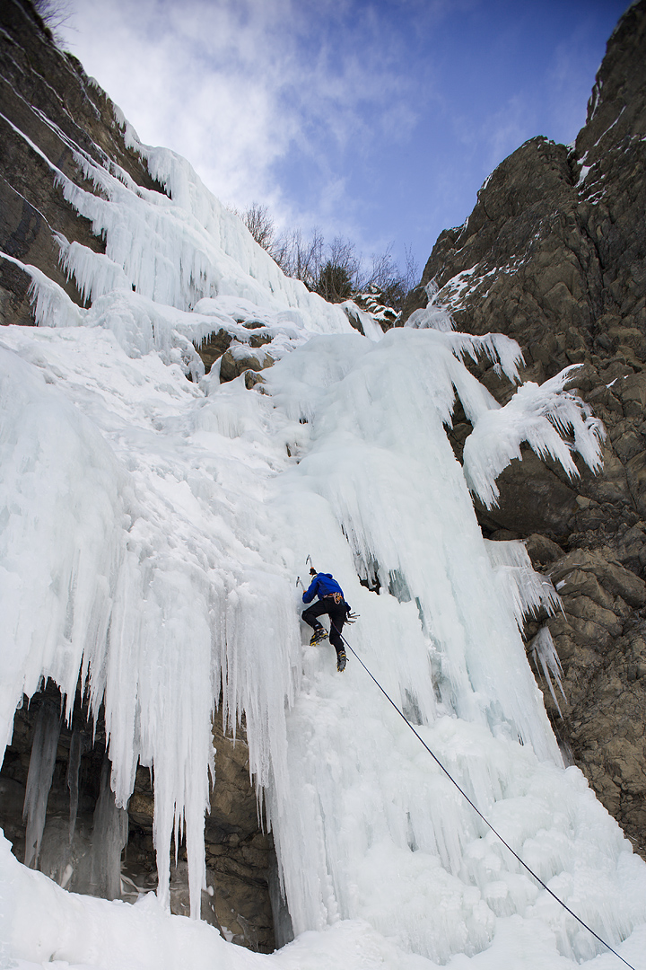 AI.1.00140.0002 / Ice climbing in the French Alps